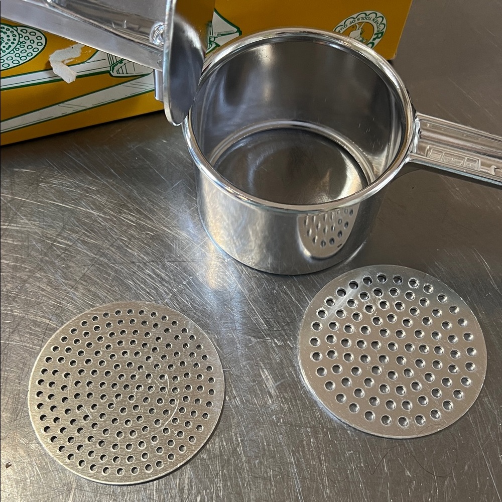 Rowoco Potato Ricer with 2 Discs - Picture 7 of 7